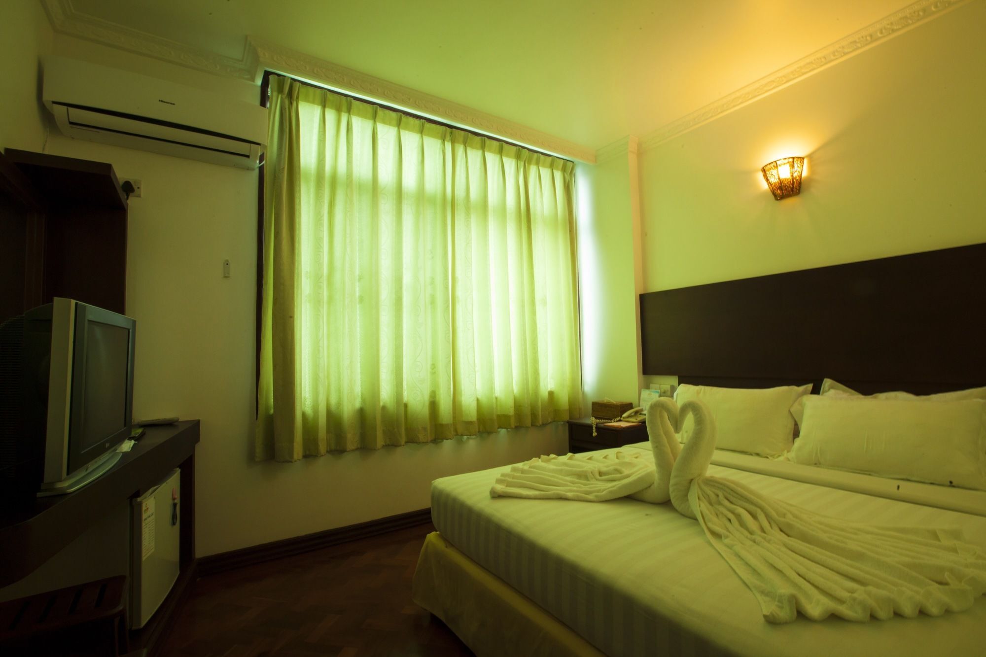 Hotel Queen مانديلاي المظهر الخارجي الصورة