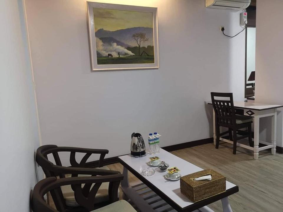 Hotel Queen مانديلاي المظهر الخارجي الصورة